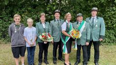Nur noch wenige Tage, dann muss das amtierende Königshaus um Königinder Königinnen Birgit Gloddek (3. v. li.) und König der Könige Rainer Freye (daneben), seine Insignien wieder ablegen.
