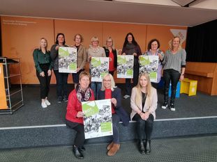 Gemeinsam mit Bildungsreferentin Dr. Heike Schumacher (li.) freuten sich die stellvertretende Schulleiterin Jutta Finken (Mitte) mit den Sponsorinnen, dass der Berufsorientierungstag wieder in voller Präsenz abgehalten werden kann. Foto: cne