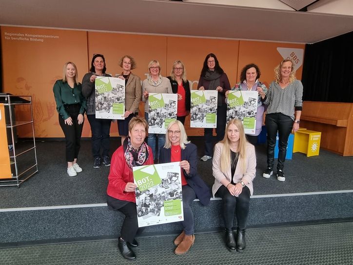 Gemeinsam mit Bildungsreferentin Dr. Heike Schumacher (li.) freuten sich die stellvertretende Schulleiterin Jutta Finken (Mitte) mit den Sponsorinnen, dass der Berufsorientierungstag wieder in voller Präsenz abgehalten werden kann. Foto: cne