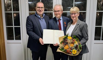 Wilfried Windhorst (Mitte) freut sich über die Würdigung.