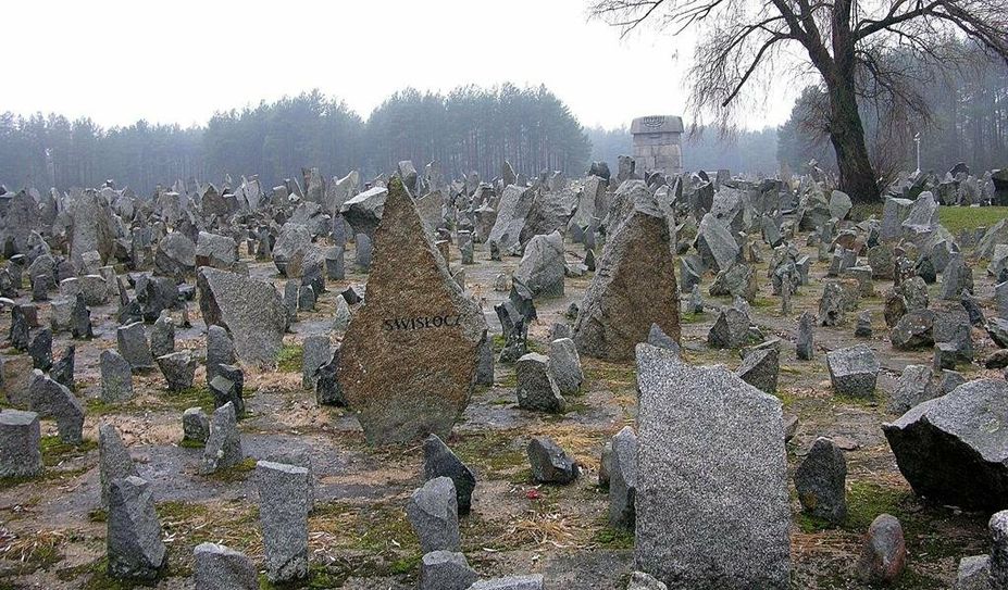 Einer der Orte der "Endlösung": Treblinka. Im Bild zu sehen sind das Mahnmal und das Aschefeld.
