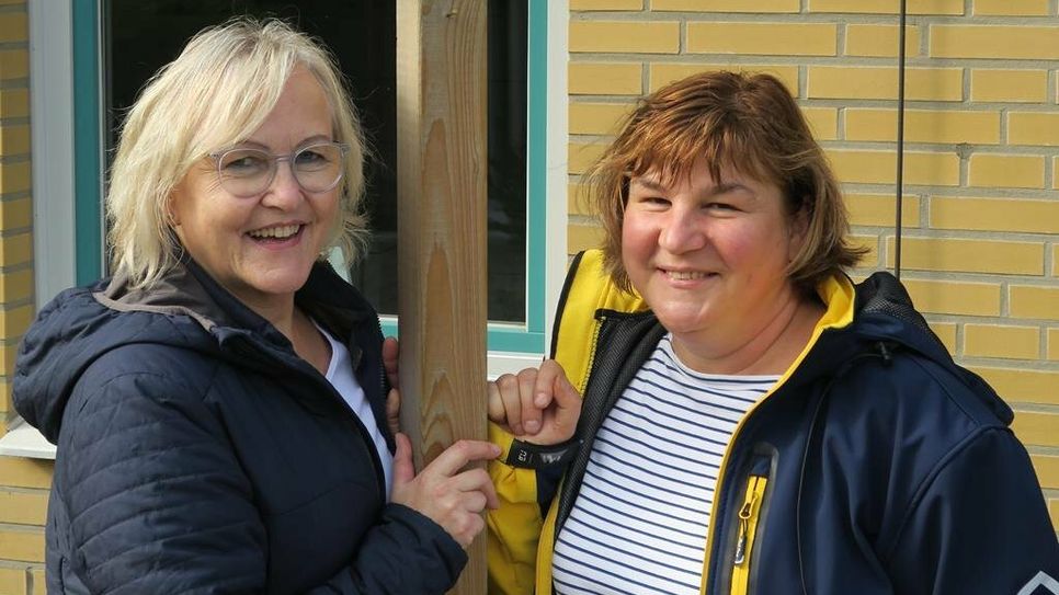 Die Trauerbegleiterinnen Erna Klindworth (li.) und Steffi Giese kommen zweimal im Monat mit Trauernden ins Gespräch.