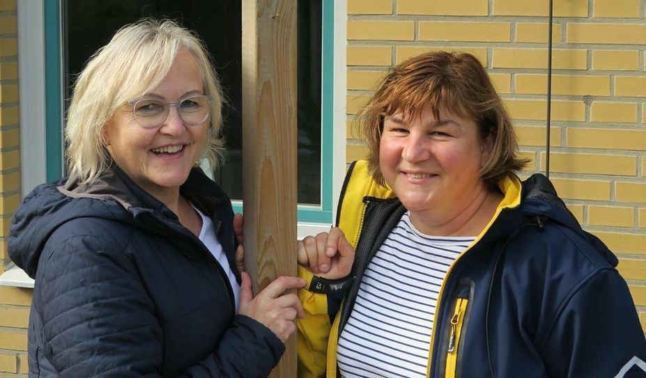 Die Trauerbegleiterinnen Erna Klindworth (li.) und Steffi Giese kommen zweimal im Monat mit Trauernden ins Gespräch.