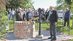 Dr. Udo Lade (v. li.), Heinz von Kamp und Michael Schwieger freuen sich mit zahlreichen Hollenern über das neue Wahrzeichen in der Ortsmitte.