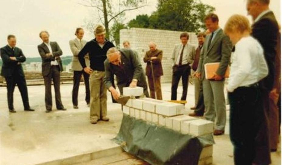 Ein historisches Foto von der Grundteinlegung des Rathauses.