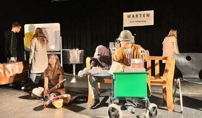 Beim Warten auf den Zug kommen sich fremde Menschen näher.