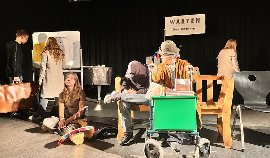 Beim Warten auf den Zug kommen sich fremde Menschen näher.