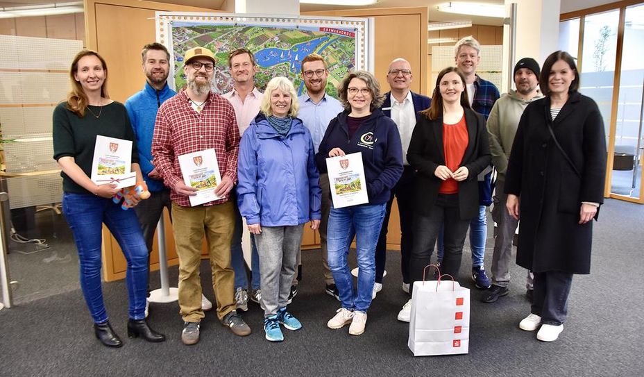Vertreter der Kindertagesstätten und Schulen freuten sich mit Vertreter:innen aus dem Ortsrat und dem City- und Stadtmarketing über das Dankeschön für einen erfolgreichen Frühjahrsputz.
