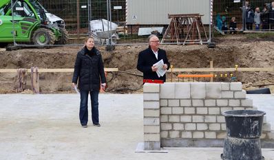 Schulleiterin Sabine Kleinau und Bürgermeister Stefan Schwenke bei der Grundsteinlegung des Neubaus der Grundschulaula.