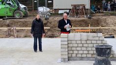 Schulleiterin Sabine Kleinau und Bürgermeister Stefan Schwenke bei der Grundsteinlegung des Neubaus der Grundschulaula.
