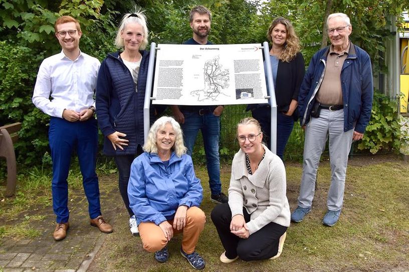 Mitglieder des Bremervörder Ortsrates freuen sich über die neue Infotafel.