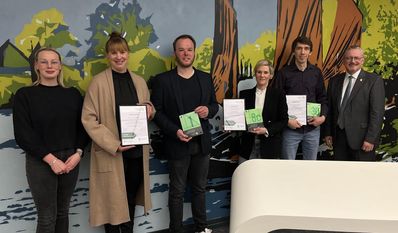 Die Preisträger:innen freuen sich sehr über die Auszeichnung der "Grünen Hausnummer".