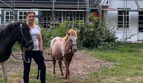 Nicole Klein möchte demenzkranken Menschen mithilfe von Tieren nicht nur erfüllende Aufgaben geben, sondern auch alte Erinnerungen wieder aufleben lassen.