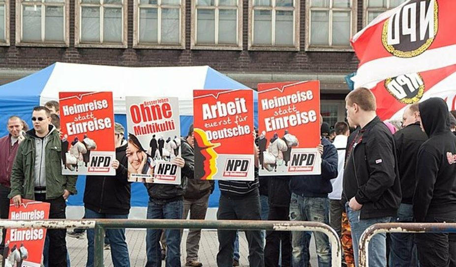 Chronisch erfolglos: Klassische rechtsextreme Parteien werden zunehmenden bedeutungsloser - das bestätigt der aktuelle Verfassungsschutzbericht. Rechtsextremismus schätzt die Behörde jedoch nach wie vor als größte Bedrohung für die Demokratie ein.