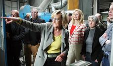 Ulrike Schrage führte den IHK-Regionalausschuss durch ihre Schweiß- und Metallspritzhallen. Hinter ihr die Vorsitzenden Birgit van Aken und Simone Schröter.
