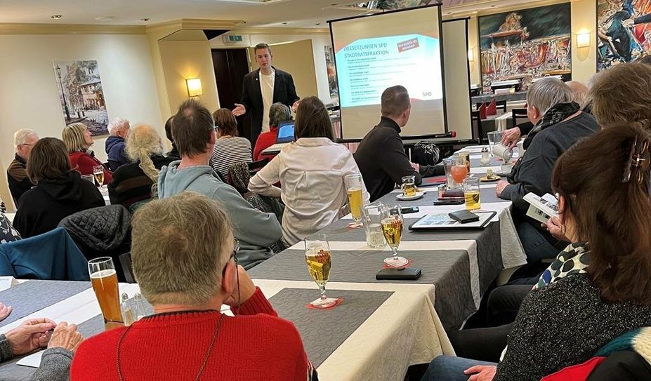 Frederik Burdorf (hinten stehend) stellte die Zukunftsideen für die Innenstadt der SPD vor und bat die Teilnehmer:innen um Anregungen. Foto: eb