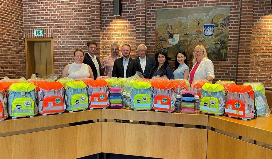 Die Beteiligten der Organisationen freuen sich, auch in diesem Jahr wieder viele Tornister gespendet zu haben.