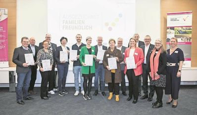 Stolz präsentieren die Ausgezeichneten ihre Urkunden.