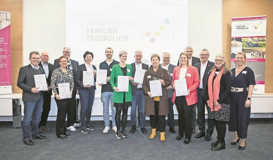 Stolz präsentieren die Ausgezeichneten ihre Urkunden.