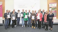 Stolz präsentieren die Ausgezeichneten ihre Urkunden.