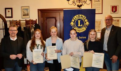 Bürgermeister Jürgen Kück, Lena-Sophie Janßen, Jule Tietjen, Lina Kock, Laura-Sophie Monsees und Lions Präsident Björn Pfrommer.