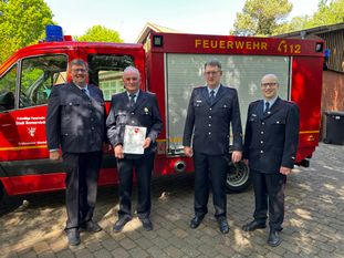 V.l.n.r.: Der zweite stellvertretende Stadtbrandmeister Holger Burfeindt mit dem geehrten Hans-Hinrich Burfeindt sowie Ortsbrandmeister Jörg Wempen und seinem Stellvertreter Christoph Burfeind.