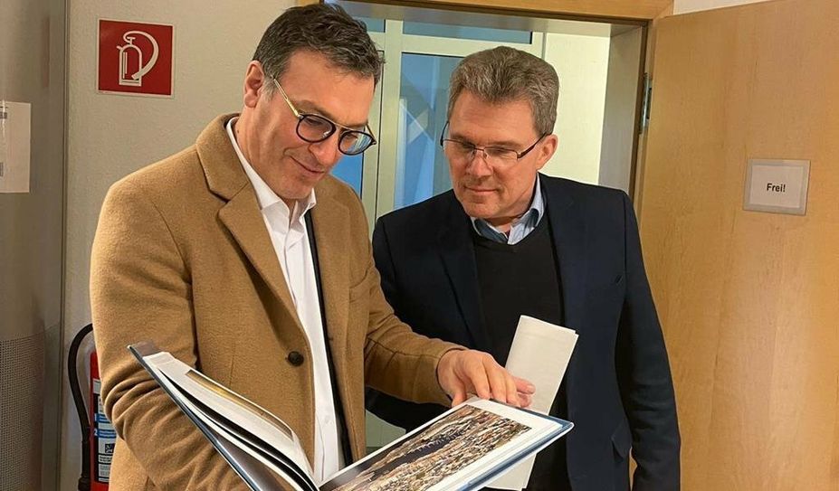 Schulleiter Patrice Pierre (links) und Bürgermeister  Jürgen Kuck
