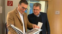 Schulleiter Patrice Pierre (links) und Bürgermeister  Jürgen Kuck