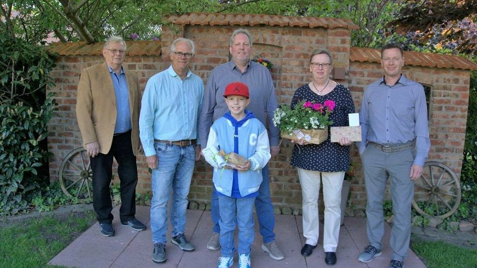 Der Vorstand des Gewerbe-und Verschönerungsverein Beverstedt hatte bei der letzten Gewerbeschau zum Preisausschreiben aufgefordert. Uwe Scheper, Benno Kruse, Rolf Müller und Andreas Neufeld gratulierten den Gewinnern.