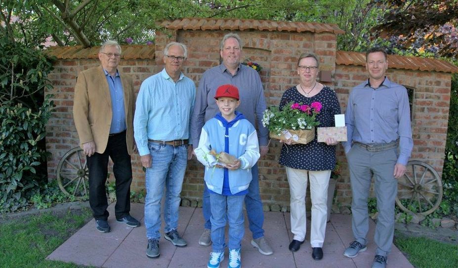 Der Vorstand des Gewerbe-und Verschönerungsverein Beverstedt hatte bei der letzten Gewerbeschau zum Preisausschreiben aufgefordert. Uwe Scheper, Benno Kruse, Rolf Müller und Andreas Neufeld gratulierten den Gewinnern.