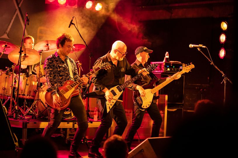 Es gibt keine andere Rockband, die mehr aus dem „Twin-Guitar“ Konzept gemacht hat als The Ash.