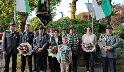 An der Höhne (red). Der Schützenverein An der Höhne bei Sonnenschein und guter Stimmung das Schützenfest. Am Sonntagnachmittag wurde Jakob Buck zum neuen Kinderkönig gekrönt. Sein Vater Uwe Buck wurde dann König und die neue Königin heißt Sonja Breuer. Der neue Jugendkönig ist in diesem Jahr Leon Planken. Sape van der Haag wurd neuer Alterskönig.