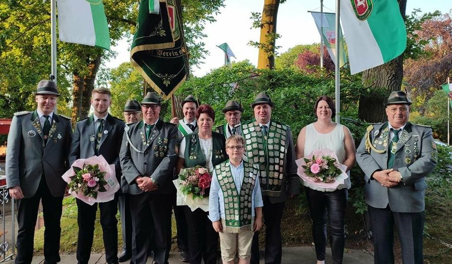 An der Höhne (red). Der Schützenverein An der Höhne bei Sonnenschein und guter Stimmung das Schützenfest. Am Sonntagnachmittag wurde Jakob Buck zum neuen Kinderkönig gekrönt. Sein Vater Uwe Buck wurde dann König und die neue Königin heißt Sonja Breuer. Der neue Jugendkönig ist in diesem Jahr Leon Planken. Sape van der Haag wurd neuer Alterskönig.