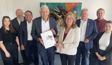 Von links: Kira Lynn Schlüter, Torsten Haß, Frank Wiesner, Torsten Rohde, Karin Beckmann, Axel Miesner, Julian Rojem und Selma Kupinic (beide BauBeCon) freuen sich über das Noch-hübscher-Werden der Innenstadt.