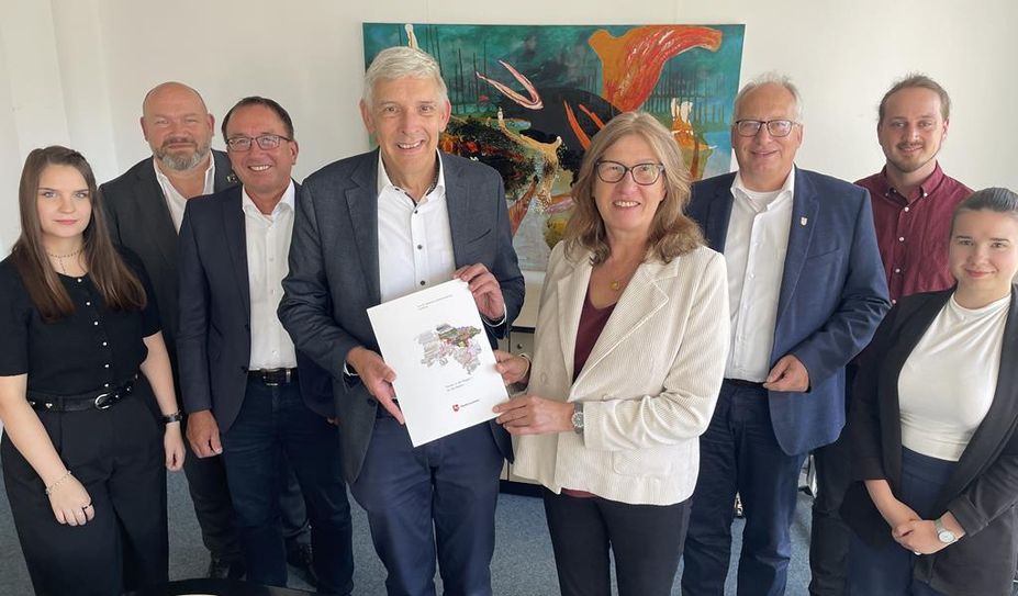 Von links: Kira Lynn Schlüter, Torsten Haß, Frank Wiesner, Torsten Rohde, Karin Beckmann, Axel Miesner, Julian Rojem und Selma Kupinic (beide BauBeCon) freuen sich über das Noch-hübscher-Werden der Innenstadt.