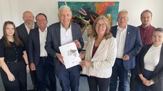 Von links: Kira Lynn Schlüter, Torsten Haß, Frank Wiesner, Torsten Rohde, Karin Beckmann, Axel Miesner, Julian Rojem und Selma Kupinic (beide BauBeCon) freuen sich über das Noch-hübscher-Werden der Innenstadt.