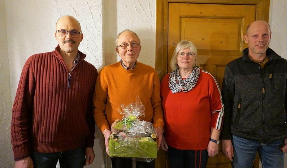 Vorsitzender Christoph Kornahrens (li.)  bedankte sich bei Wilhelm Köster, der nach 30 Jahren das Amt des Rechnungsprüfers und stellv. Vorsitzenden niederlegte. Bei den Wahlen wurde mit Imke Spinken, erstmals eine Frau,  zur neuen stellv. Vorsitzenden gewählt. Gerd Sahlender (re.) steht als zweiter stell. Vorsitzender dem Vorstand zur Seite.