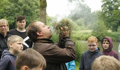 Im Steinzeitlager erfahren die Teilnehmenden, wie die Menschen früher gelebt haben.