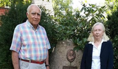 Hans-Joachim Schmidt, Verwalter des Freudenthal-Nachlasses, und Annerike Schröder, Urenkelin Friedrich Freudenthals, vor dem Freudenthal-Gedenkstein am Heimathaus in Fintel.