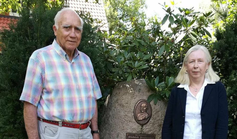 Hans-Joachim Schmidt, Verwalter des Freudenthal-Nachlasses, und Annerike Schröder, Urenkelin Friedrich Freudenthals, vor dem Freudenthal-Gedenkstein am Heimathaus in Fintel.