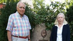 Hans-Joachim Schmidt, Verwalter des Freudenthal-Nachlasses, und Annerike Schröder, Urenkelin Friedrich Freudenthals, vor dem Freudenthal-Gedenkstein am Heimathaus in Fintel.