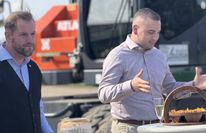 Marc Breitenfeld und Jannis Düls auf der Baustelle.