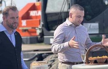 Marc Breitenfeld und Jannis Düls auf der Baustelle.