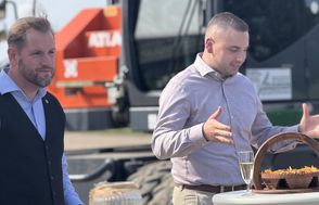 Marc Breitenfeld und Jannis Düls auf der Baustelle.