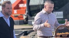 Marc Breitenfeld und Jannis Düls auf der Baustelle.