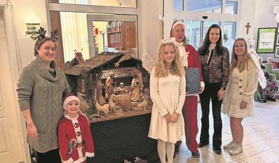 Vanessa-Kim Zobel (2. v. r.) übergab im Charleston Seniorendomizil kleine Aufmerksamkeiten.