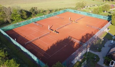 Der Tennisclub verfügt über drei Sandplätze.