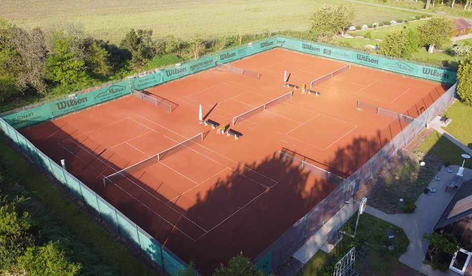 Der Tennisclub verfügt über drei Sandplätze.