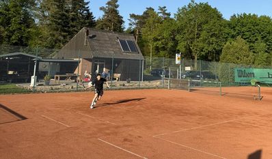 Mit vollem Körpereinsatz können sich die Tennisspieler auspowern.