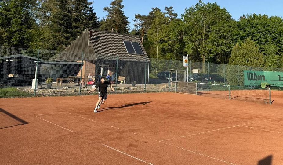 Mit vollem Körpereinsatz können sich die Tennisspieler auspowern.